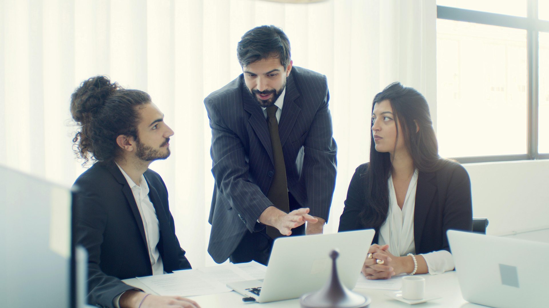 Professionelles Team im Büro bespricht ein Geschäftsprojekt in gezielter Zusammenarbeit.